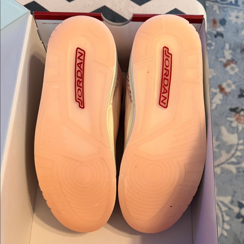 Jordan 3 Valentines women’s - Picture 4 of 6